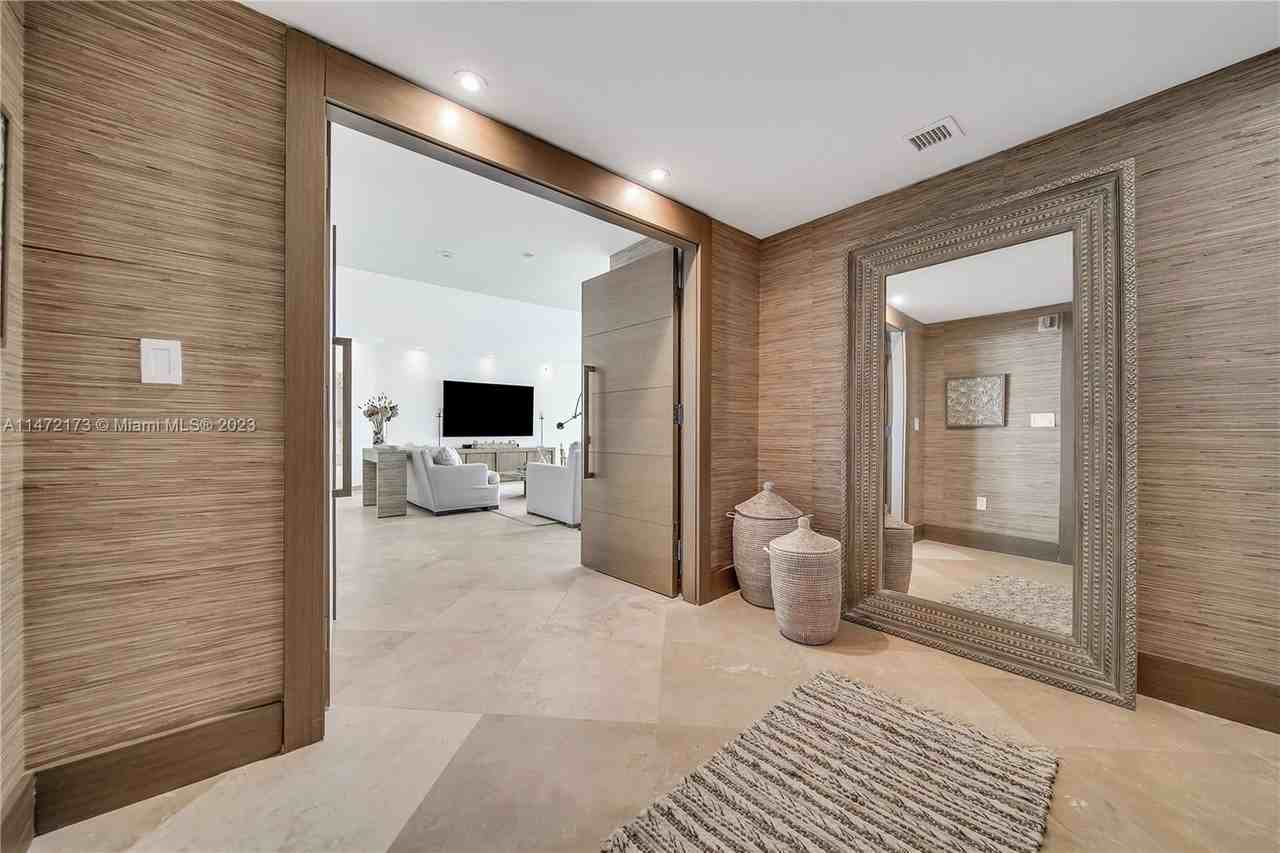 100 S Pointe Dr - Photo 3 of 8