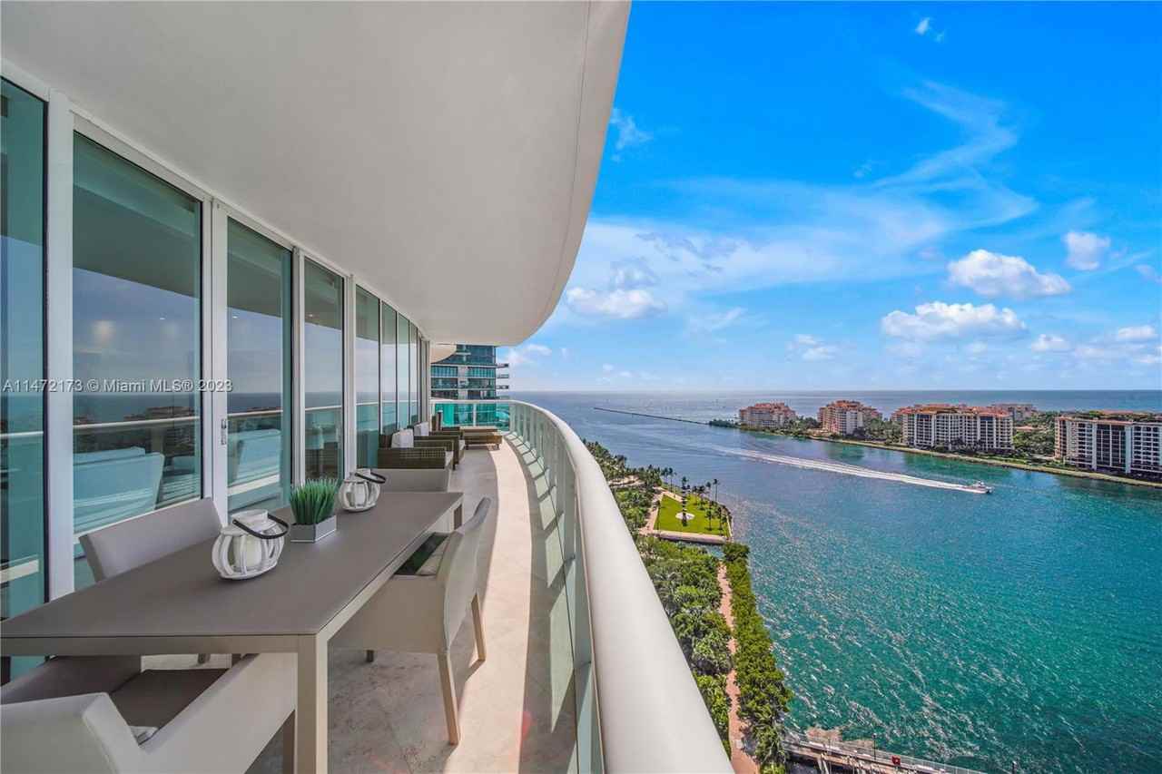 100 S Pointe Dr - Photo 4 of 8