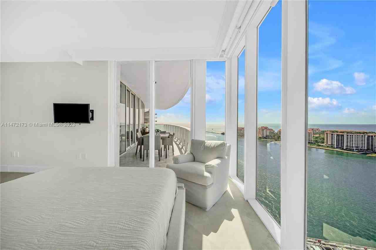 100 S Pointe Dr - Photo 5 of 8