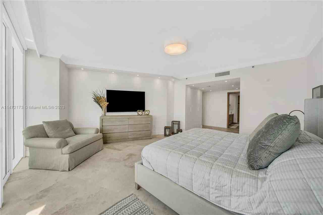 100 S Pointe Dr - Photo 6 of 8