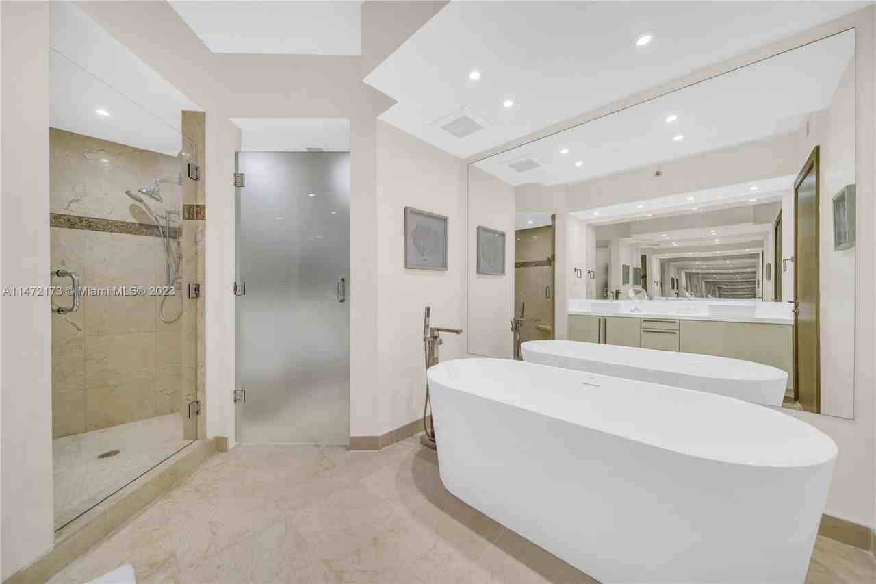 100 S Pointe Dr - Photo 7 of 8