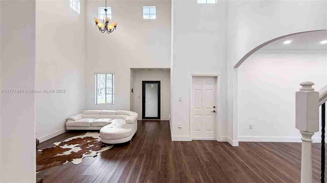 2262 Se 2nd St - Photo 3 of 8