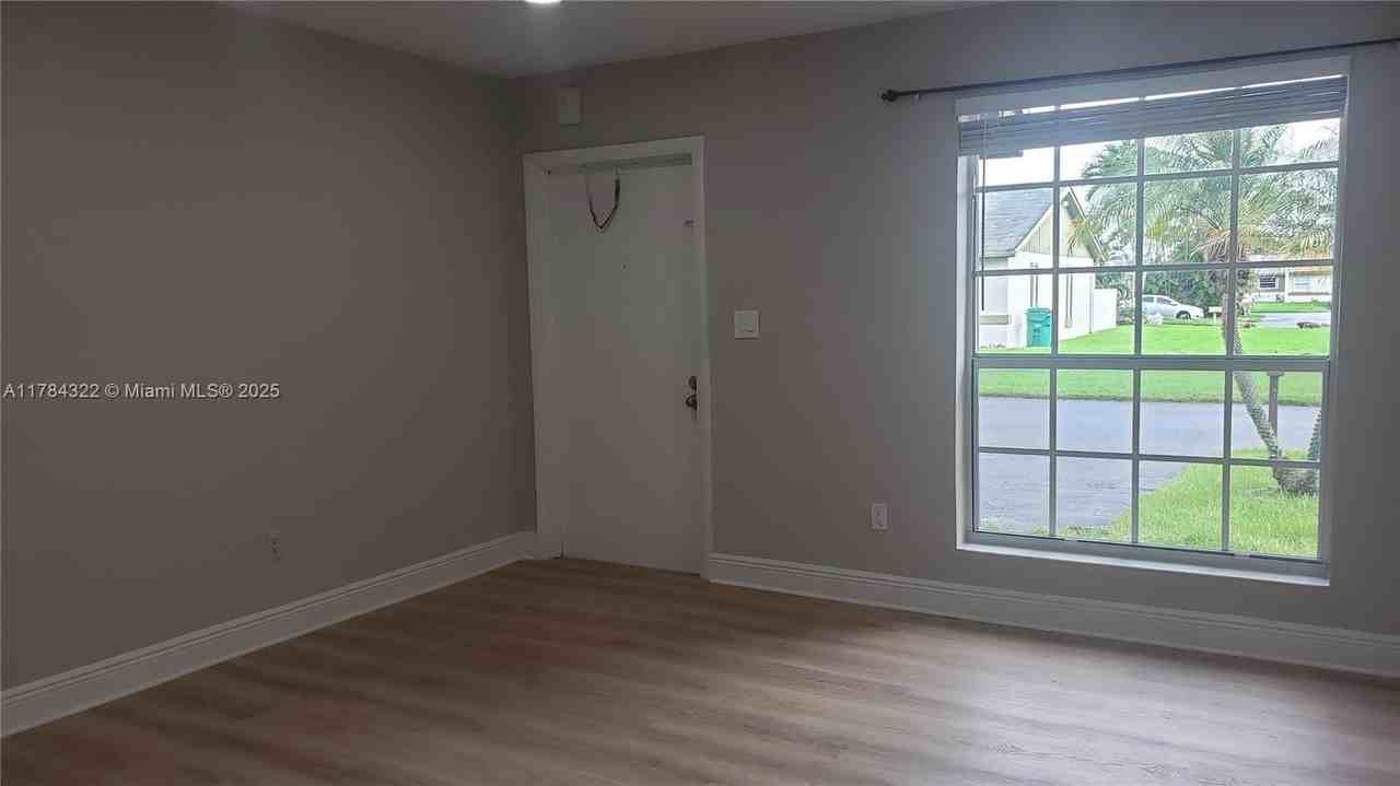 12312 Sw 111th S Canal Street Rd - Photo 3 of 8