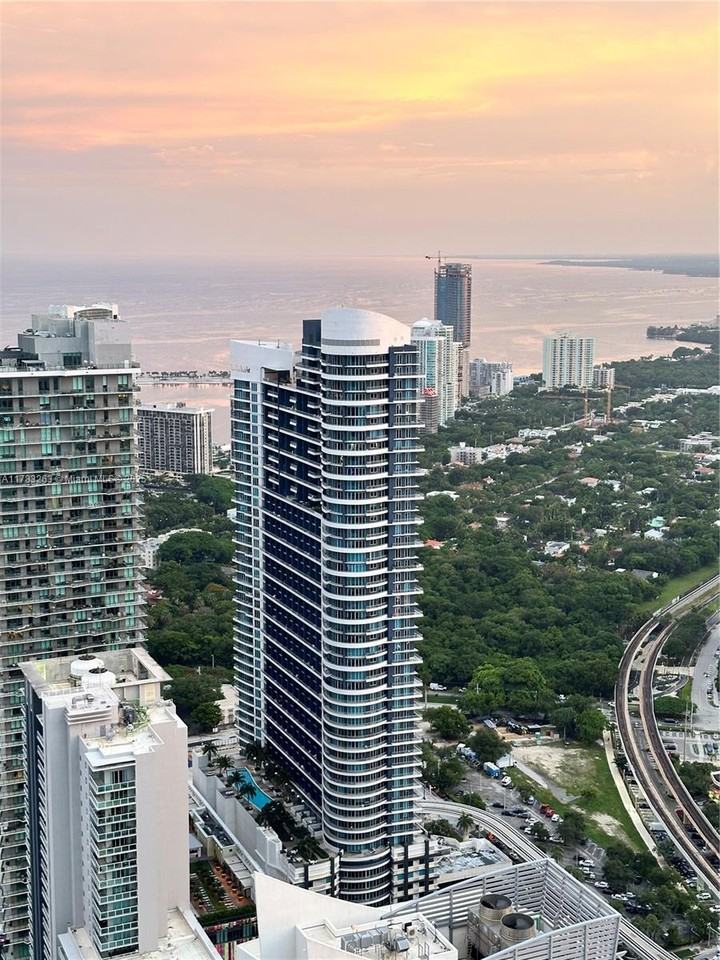 60 Sw 13th St #2807 - Photo 2 of 8