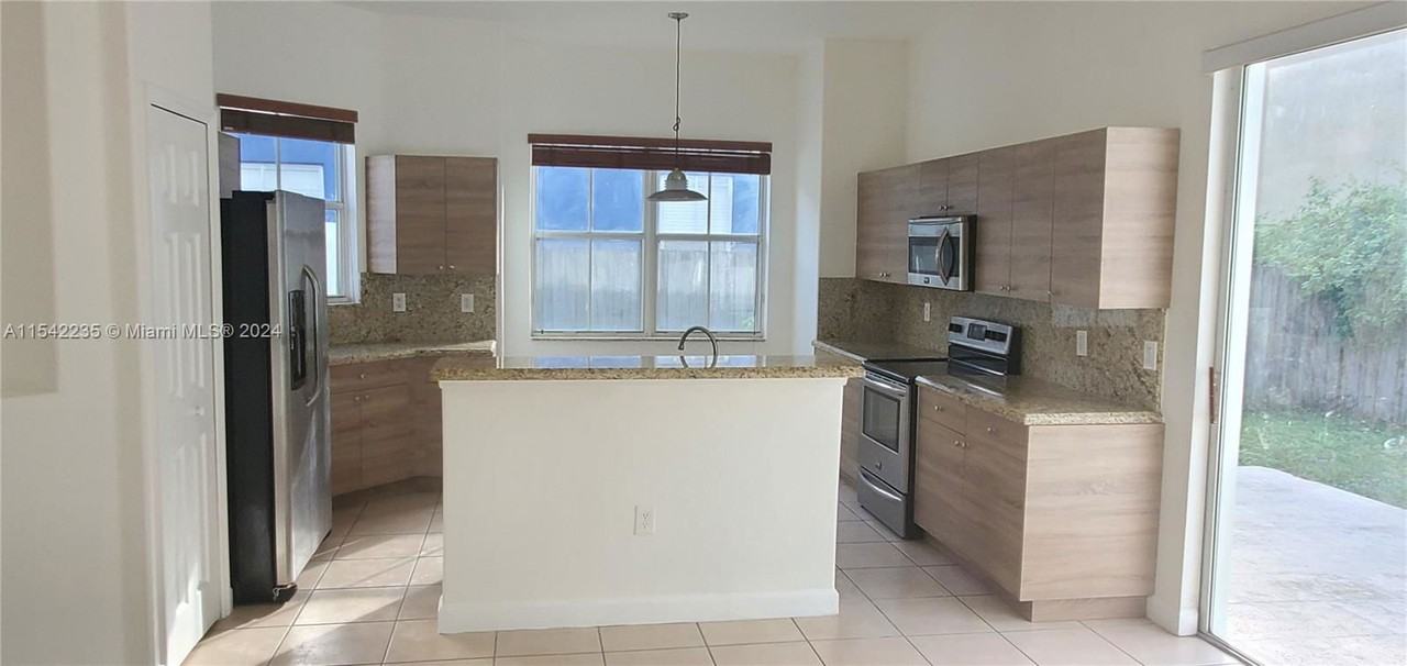 18162 Nw 91st Ct - Photo 3 of 4