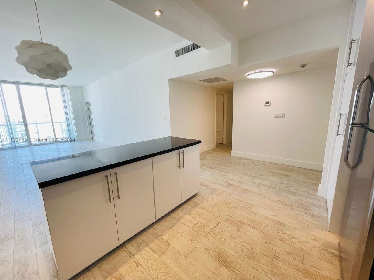 19390 Collins Ave - Photo 5 of 8