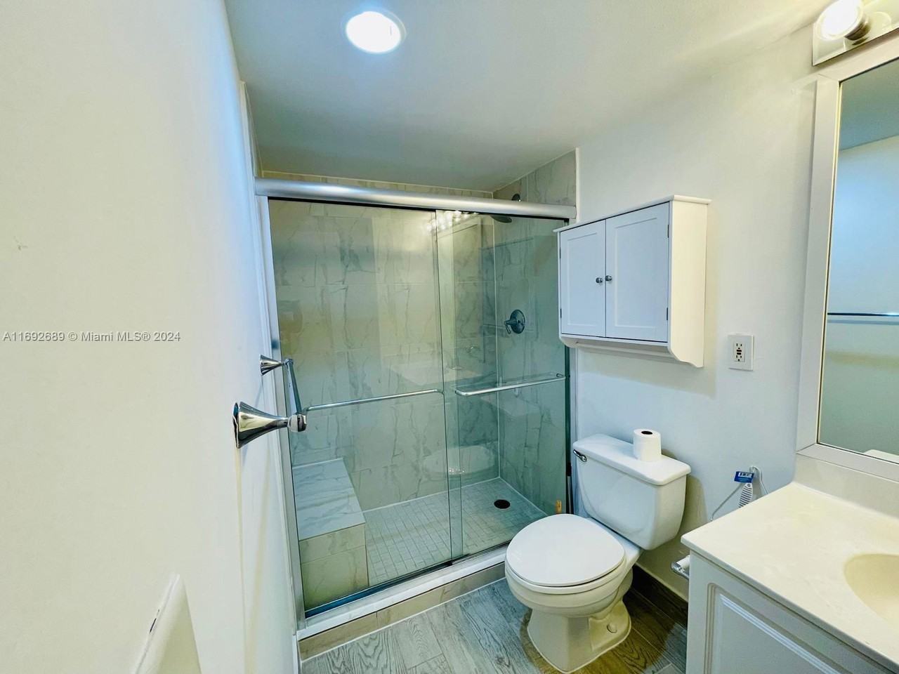 19390 Collins Ave - Photo 6 of 8