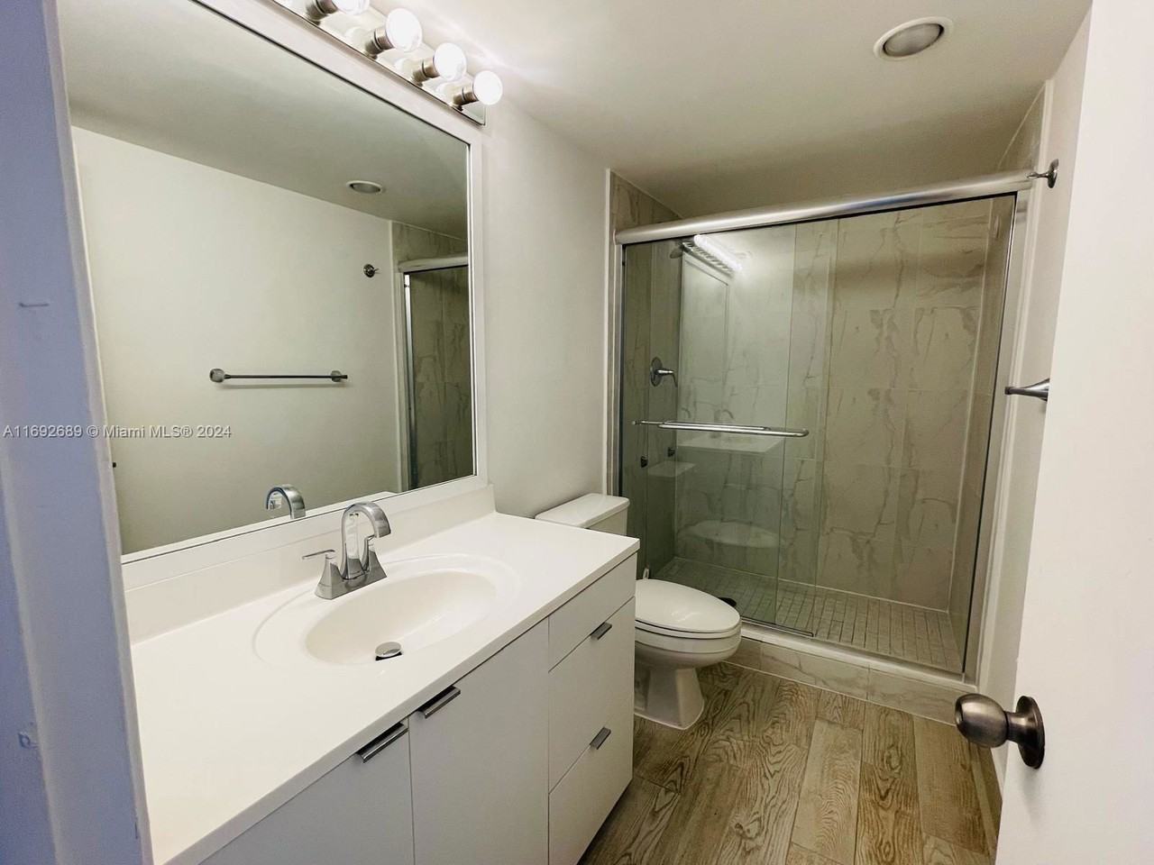 19390 Collins Ave - Photo 7 of 8