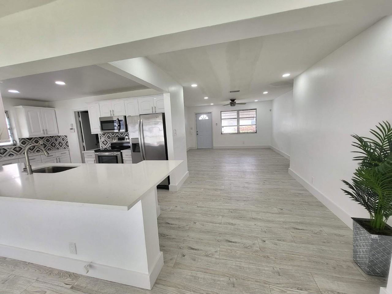 220 Nw 25th Ct - Photo 2 of 8