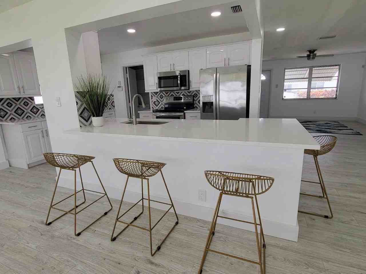 220 Nw 25th Ct - Photo 3 of 8