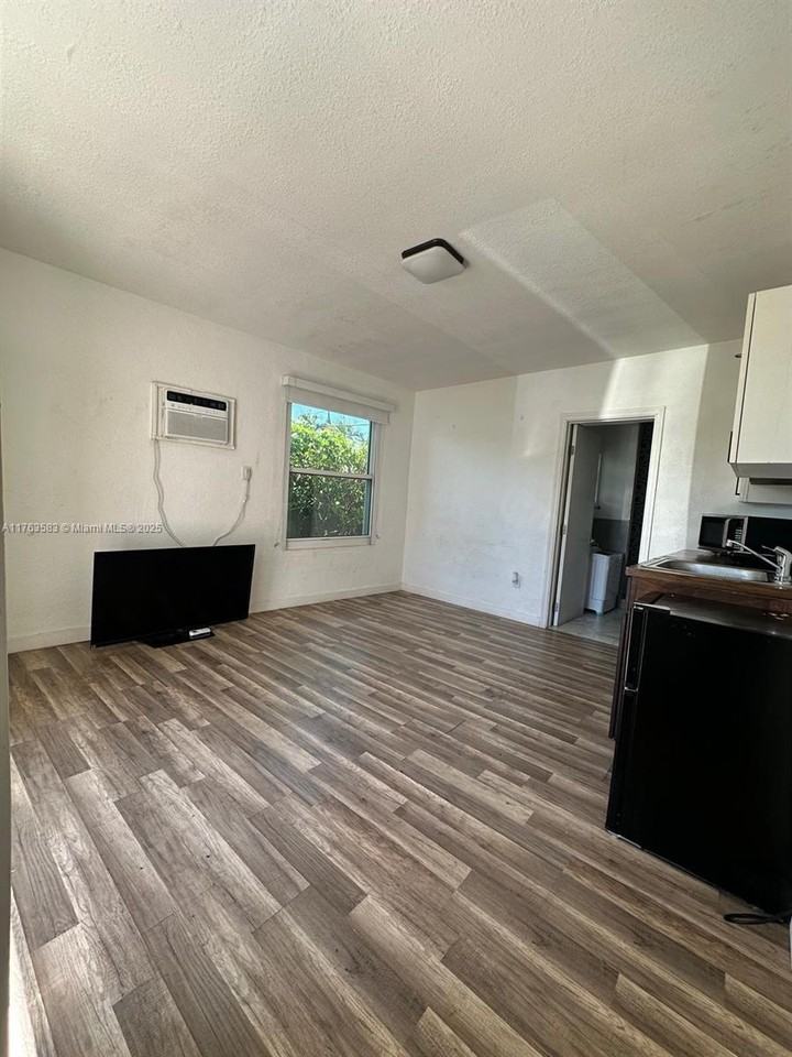 10011 Sw 43rd St #1 - Photo 3 of 8