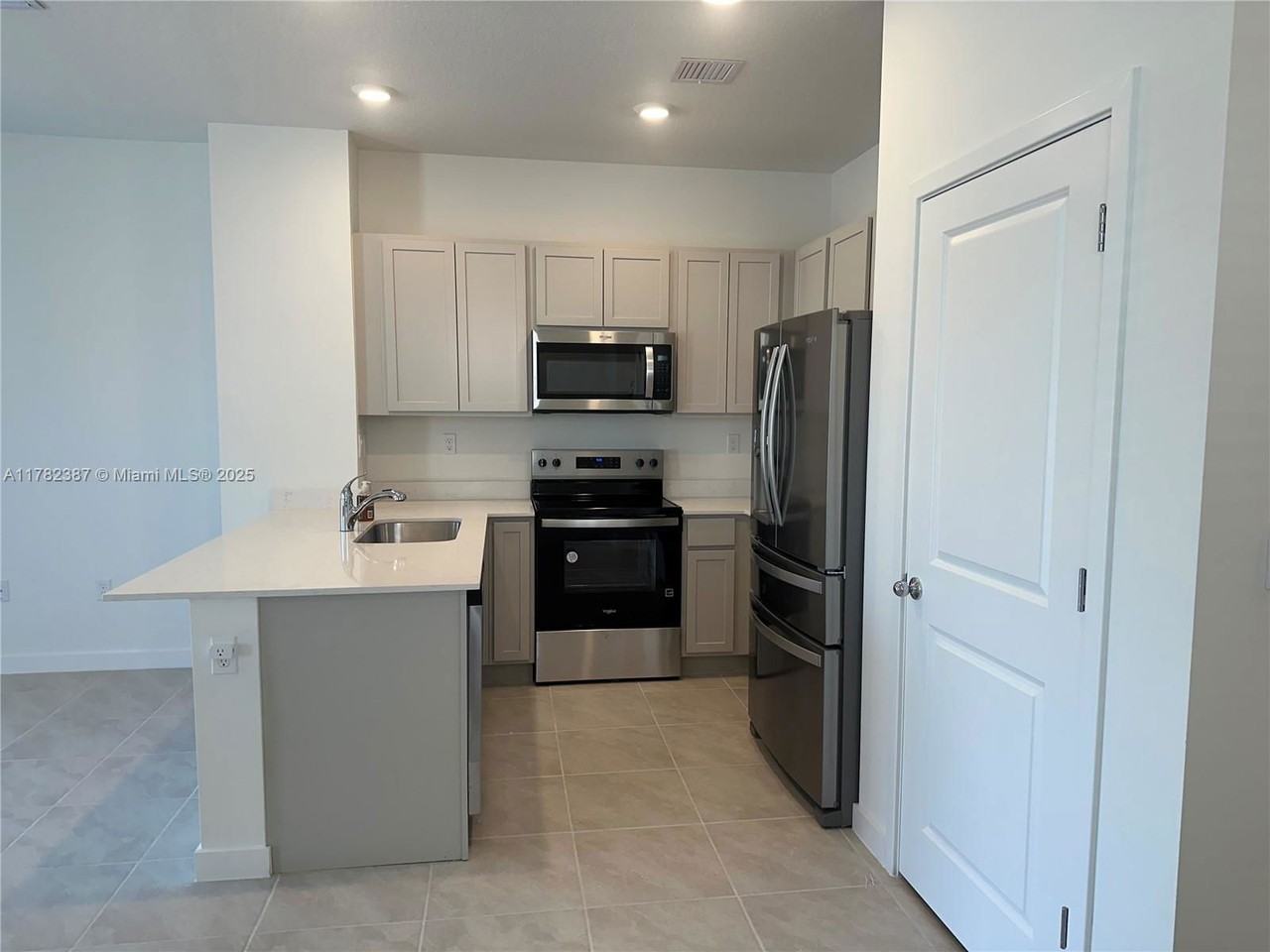 822 Nw 11th St - Photo 2 of 8