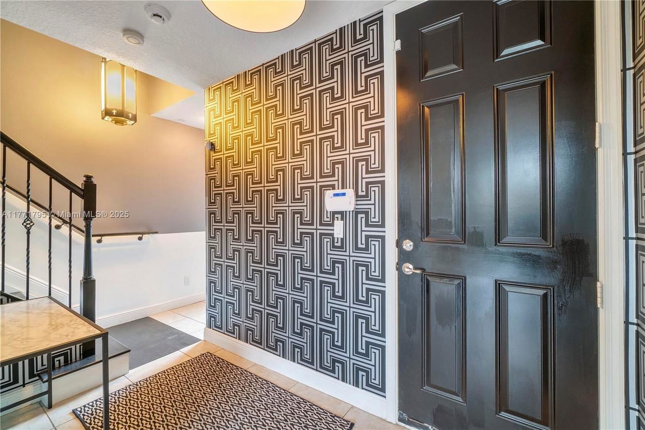 407 Se 13th St - Photo 2 of 8