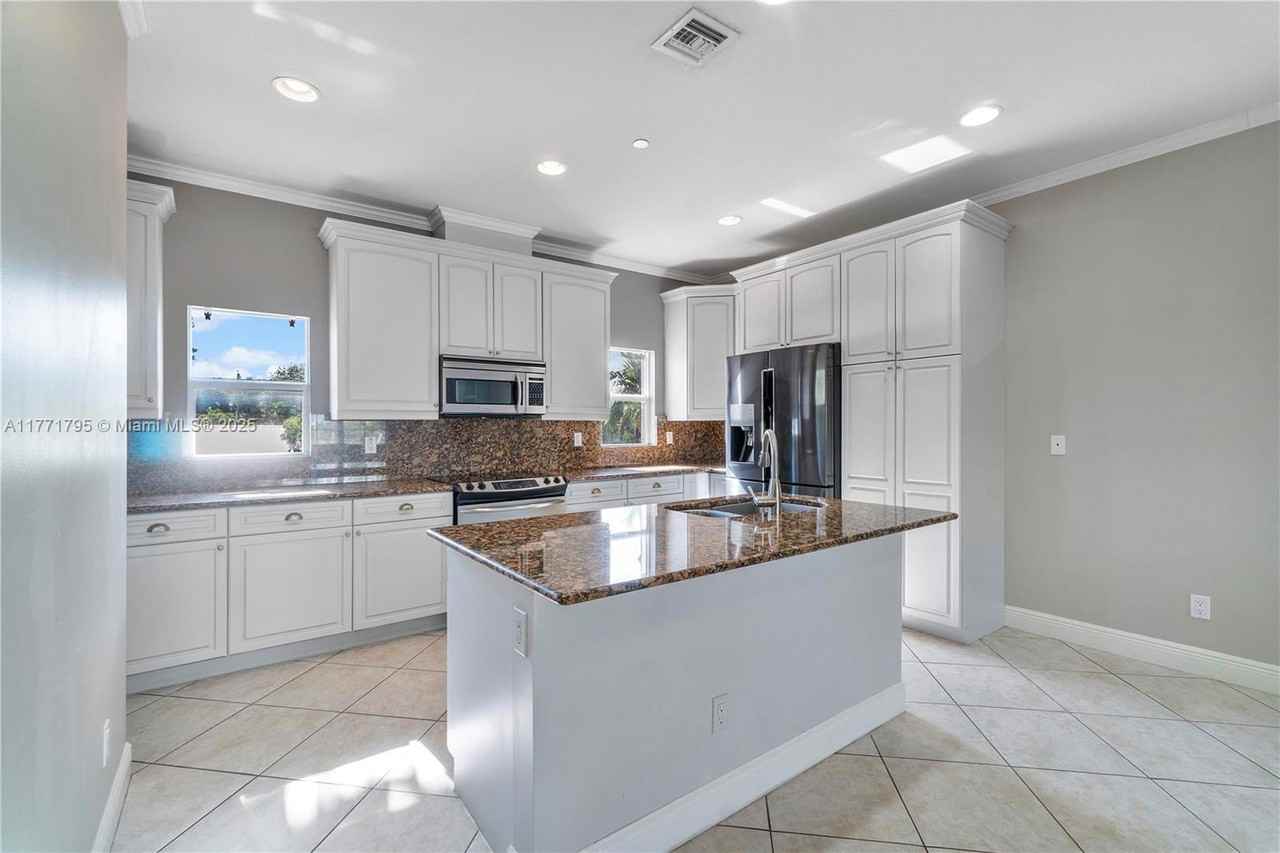 407 Se 13th St - Photo 3 of 8