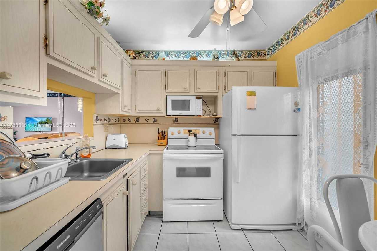 4701 Nw 34th St #401 - Photo 2 of 8