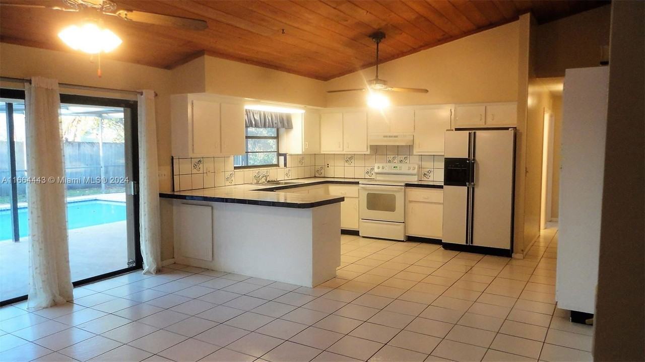 11297 Pine Valley Dr - Photo 4 of 8