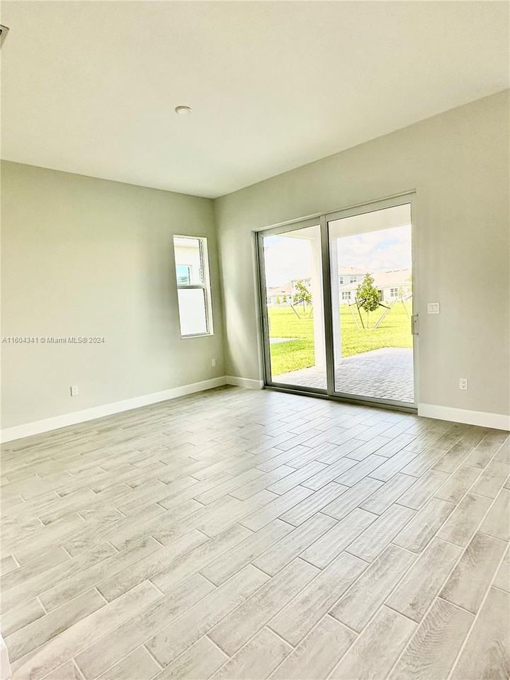 5461 Empire Dr - Photo 3 of 8