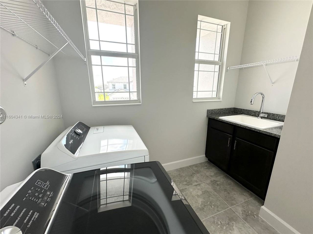 5461 Empire Dr - Photo 4 of 8