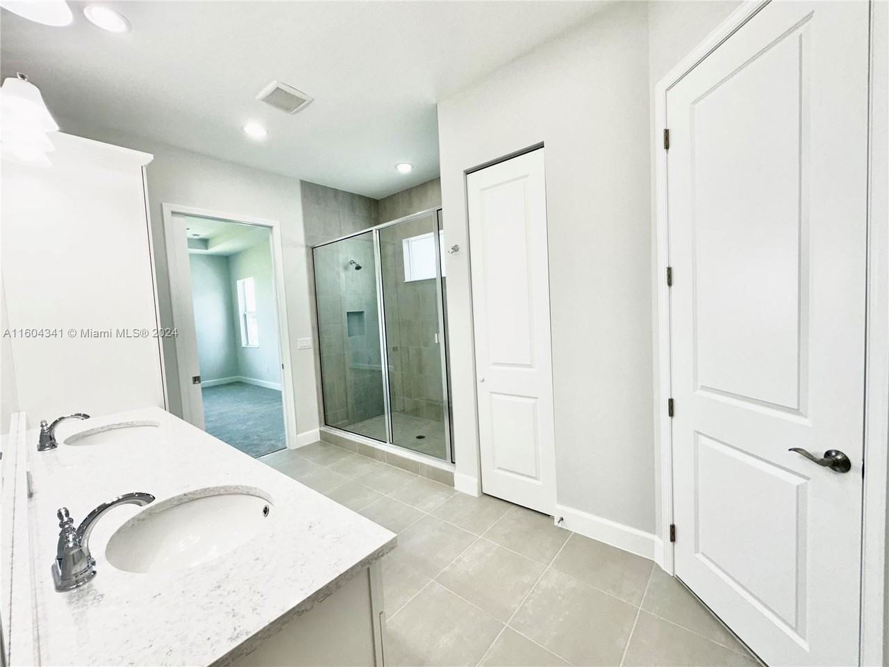 5461 Empire Dr - Photo 5 of 8