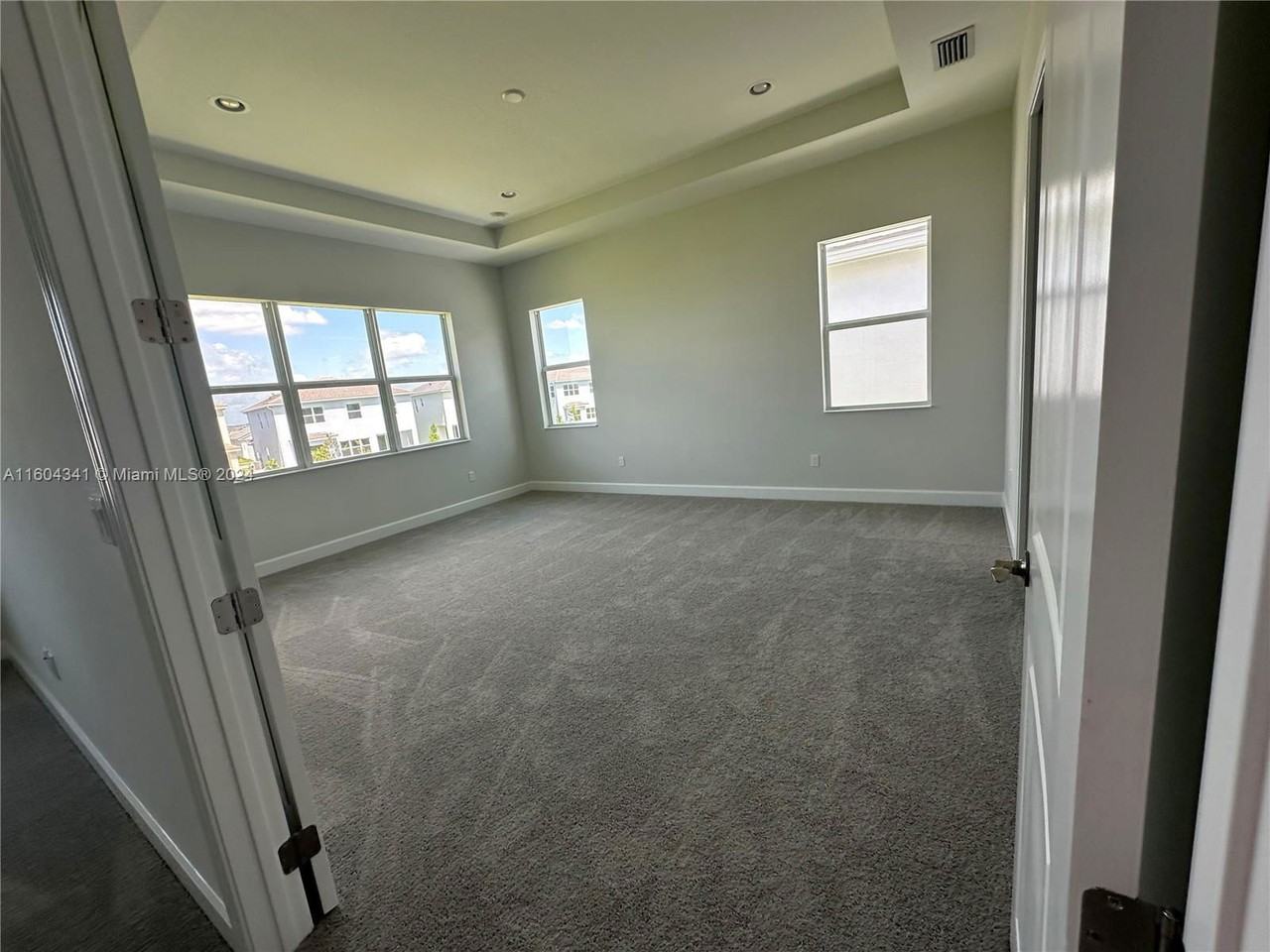 5461 Empire Dr - Photo 7 of 8