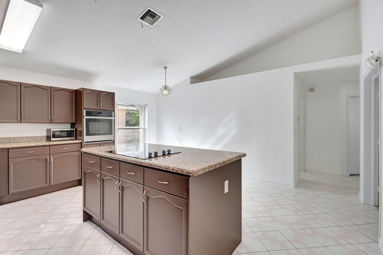 129 Harbor Lake Cir - Photo 5 of 8