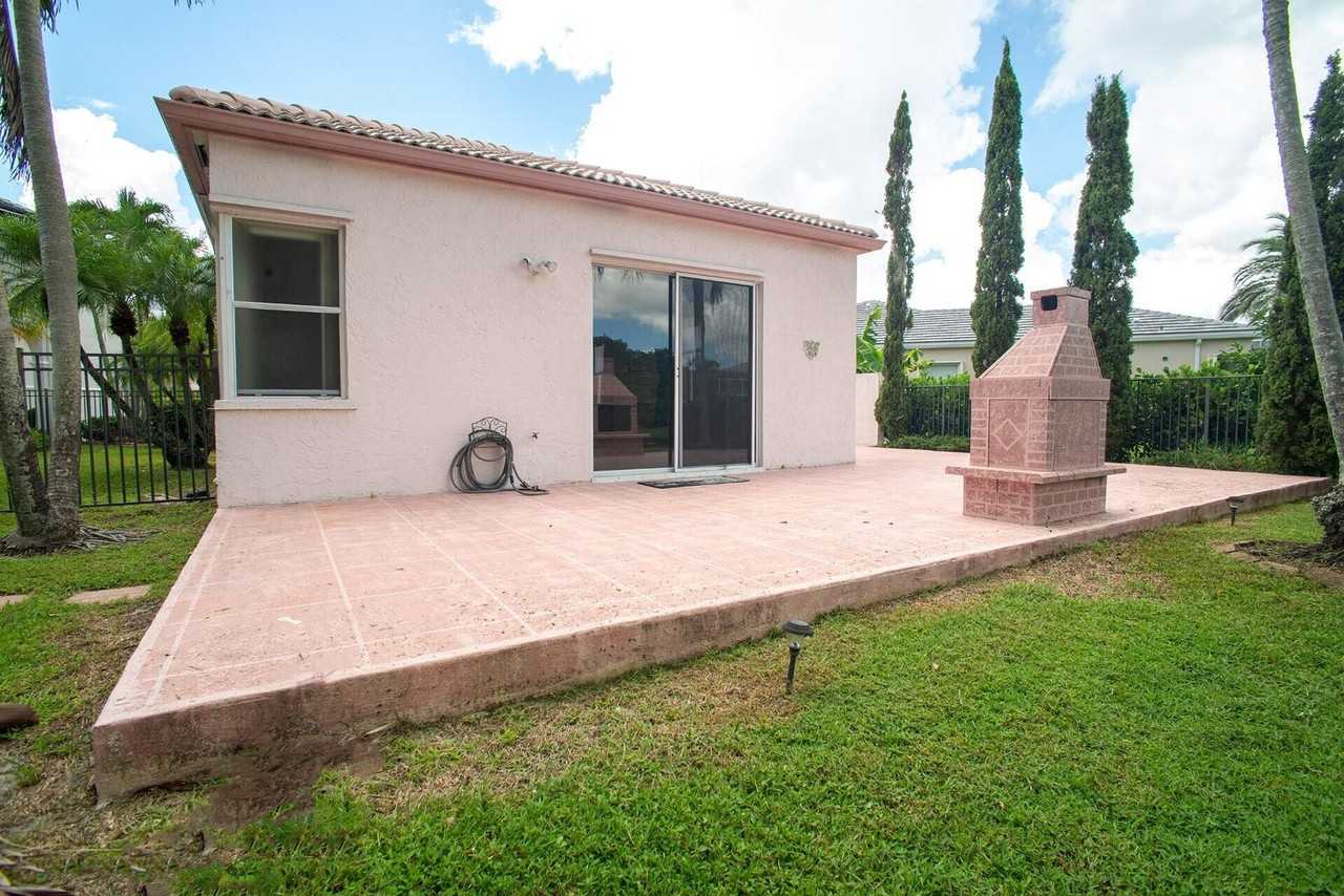 7479 Ridgefield Ln - Photo 2 of 8