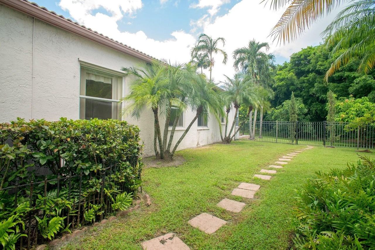 7479 Ridgefield Ln - Photo 3 of 8