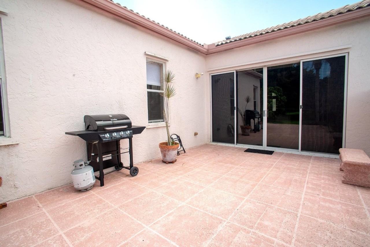 7479 Ridgefield Ln - Photo 4 of 8