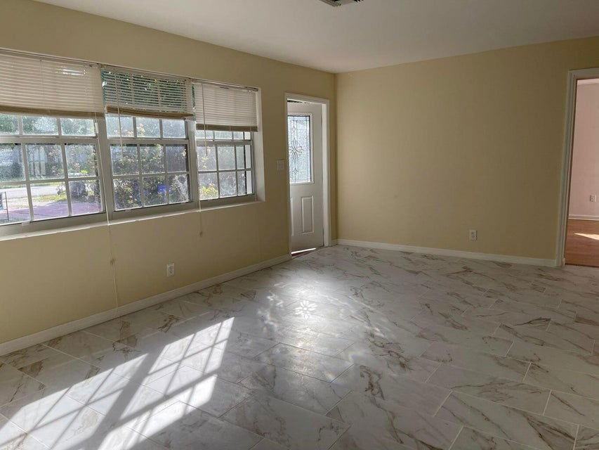 249 Nw 4th Diagonal - Photo 2 of 8