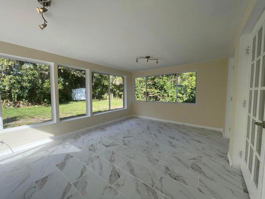 249 Nw 4th Diagonal - Photo 5 of 8