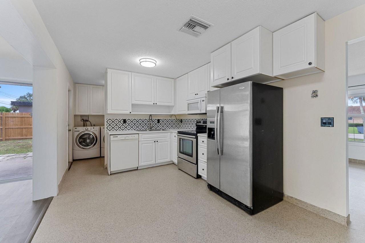 4331 Birdwood St - Photo 2 of 4