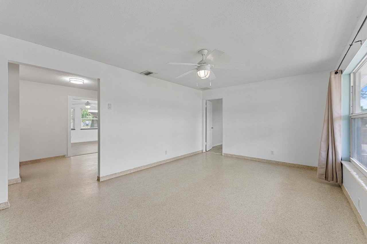 4331 Birdwood St - Photo 3 of 4