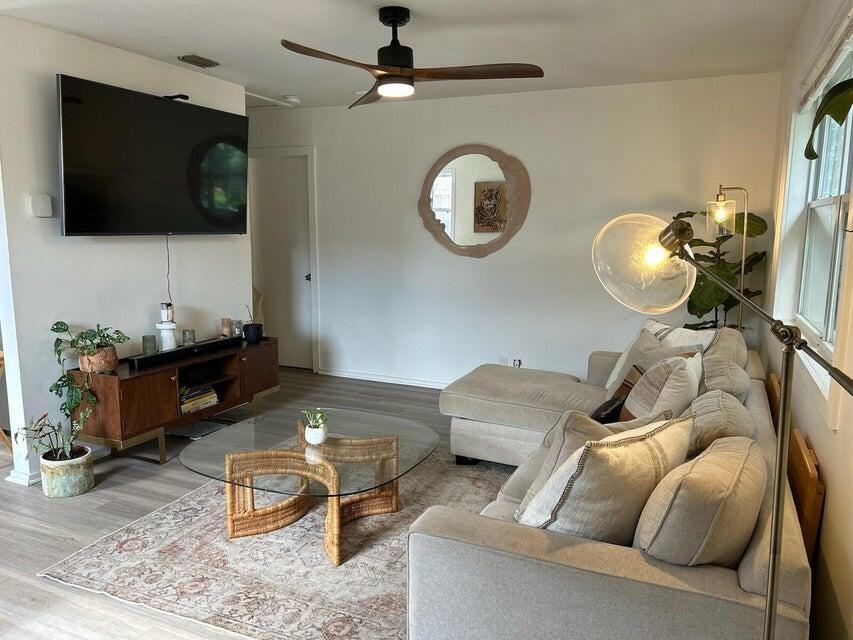 917 31st St - Photo 3 of 4