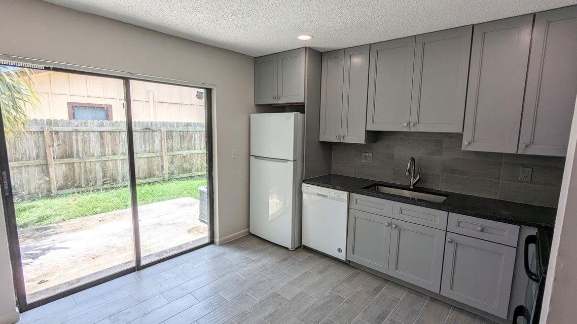 9214 E Highland Pines Blvd - Photo 2 of 4