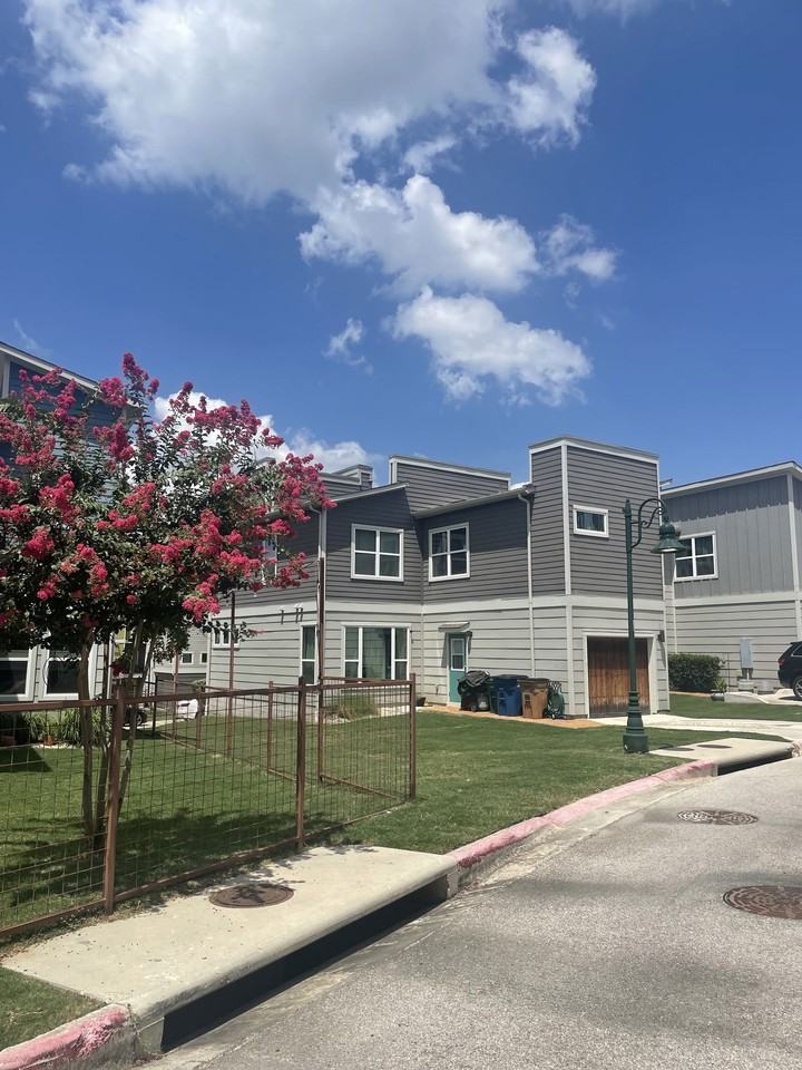 2001 Cleese Dr - Photo 6 of 8