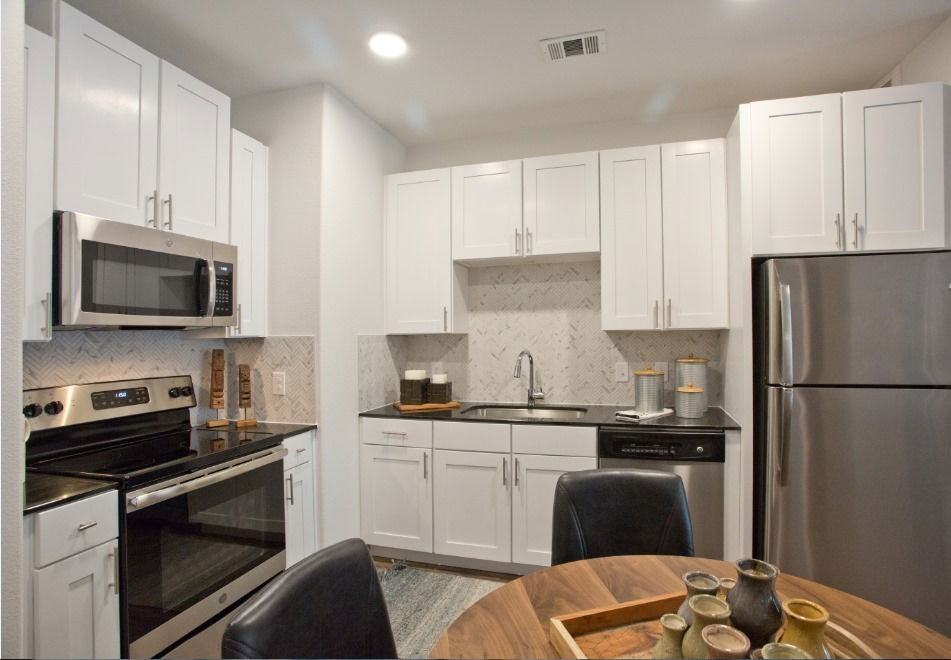 1002 E 4th St - Photo 4 of 8