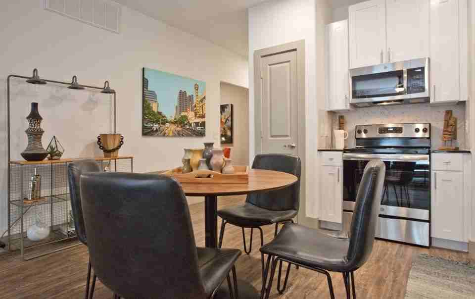 1002 E 4th St - Photo 5 of 8