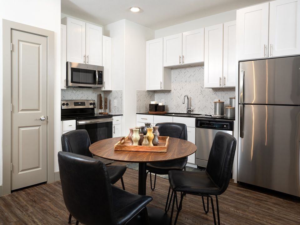 1002 E 4th St - Photo 6 of 8