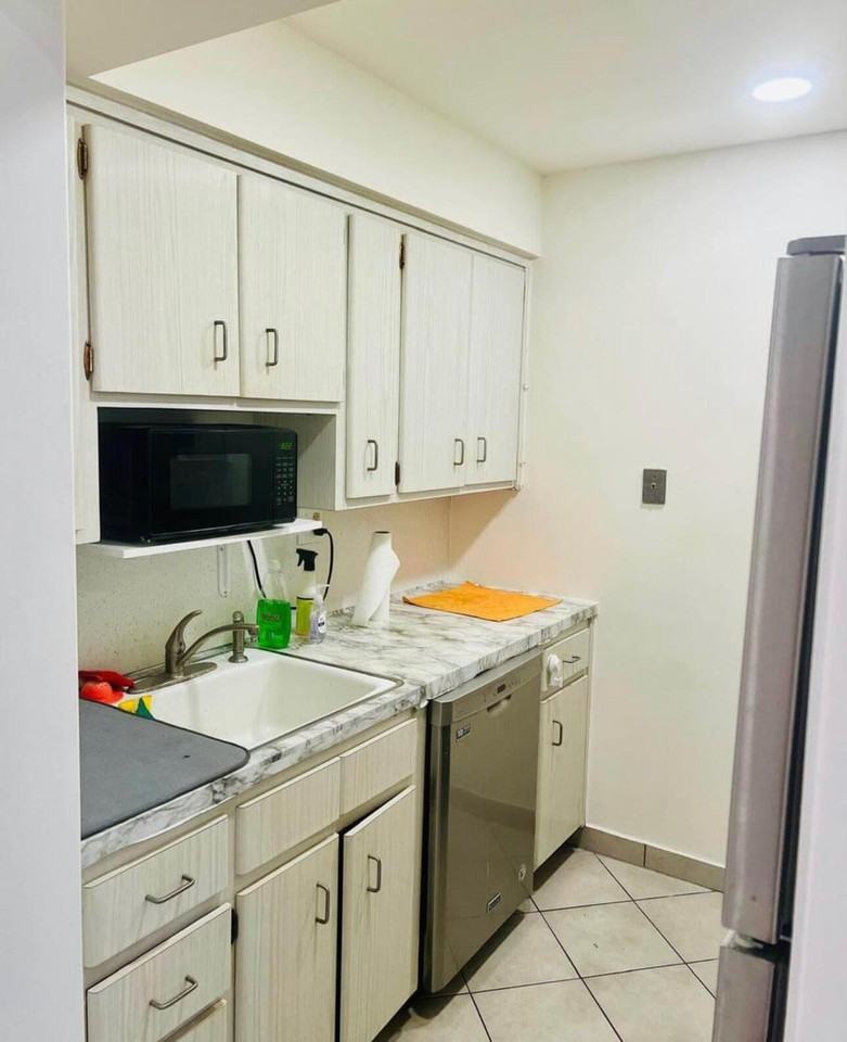 371 Sw 8th St #2HW - Photo 3 of 7