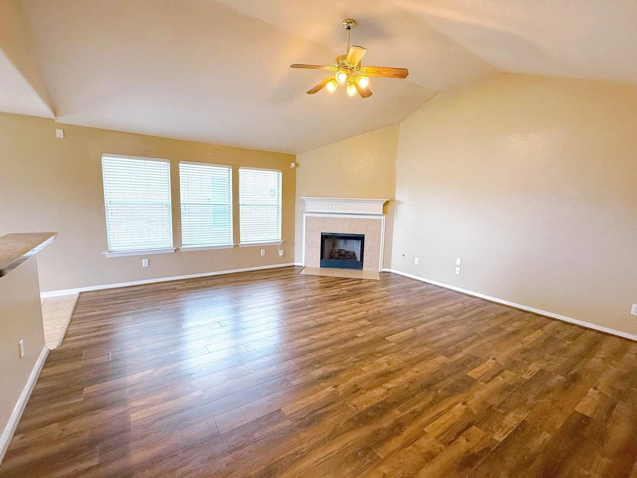 4030 Mt Whitney Way - Photo 4 of 22