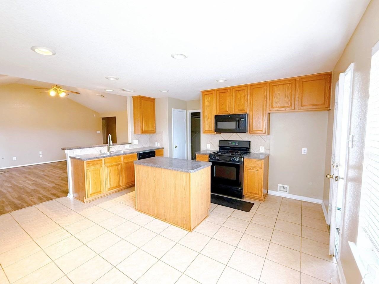 4030 Mt Whitney Way - Photo 7 of 22