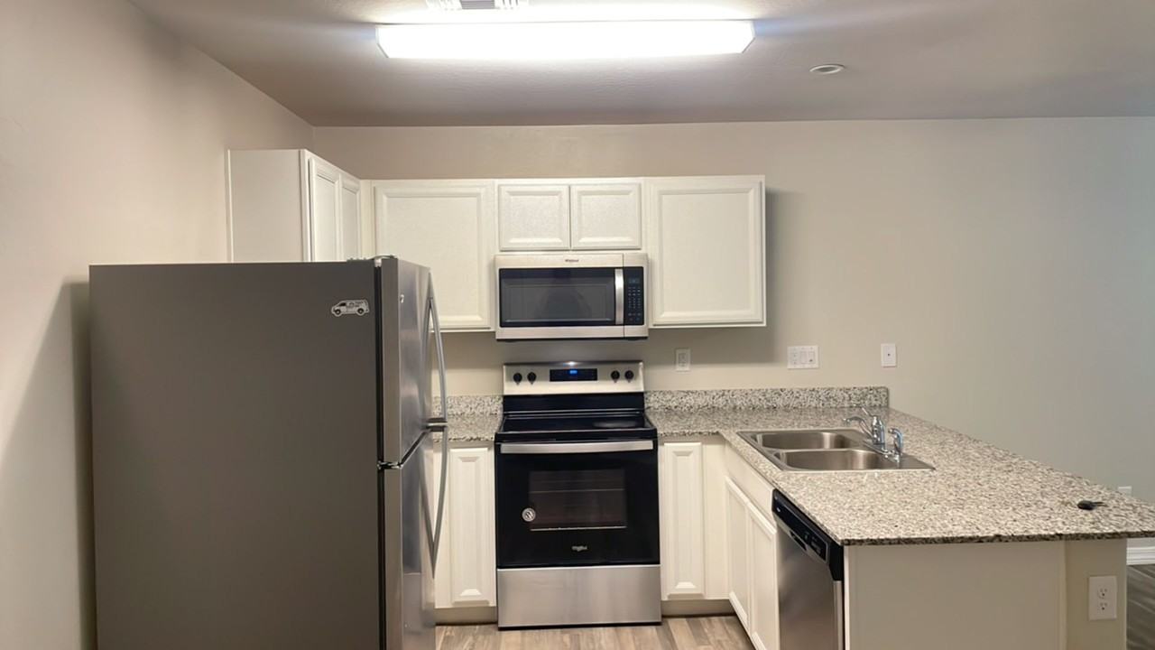 194 E Watson Pl - Photo 4 of 34