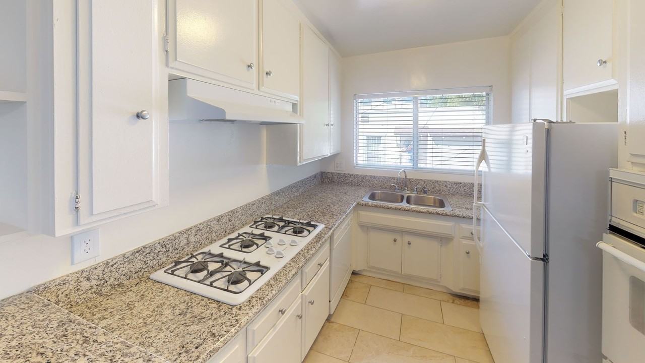 924 N. Hayworth Ave. - Photo 5 of 11