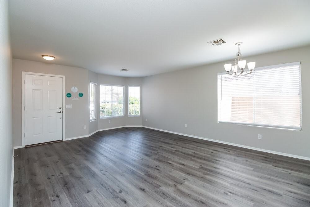 8213 W Papago St - Photo 5 of 17