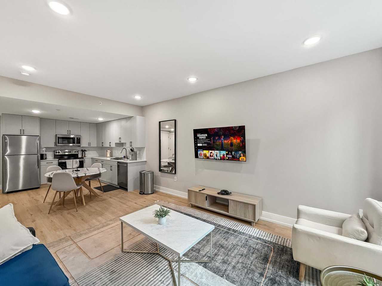 626 N Columbus Blvd #1055924P - Photo 2 of 12