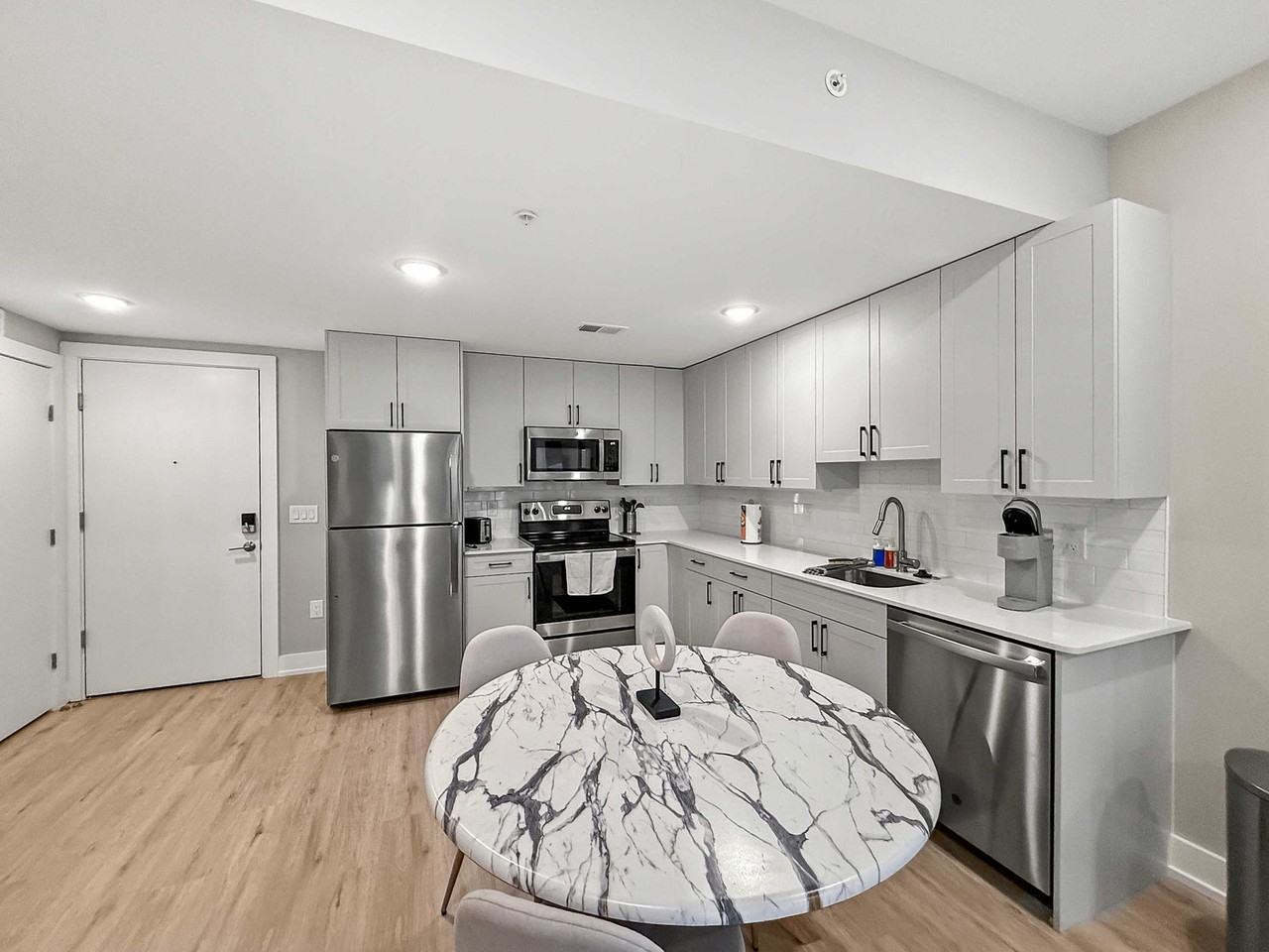 626 N Columbus Blvd #1055924P - Photo 7 of 12