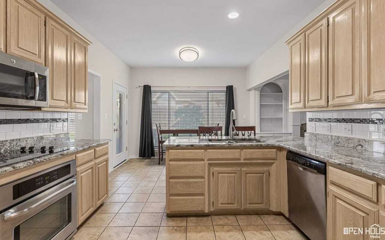 3506 Rugby Ln - Photo 5 of 19