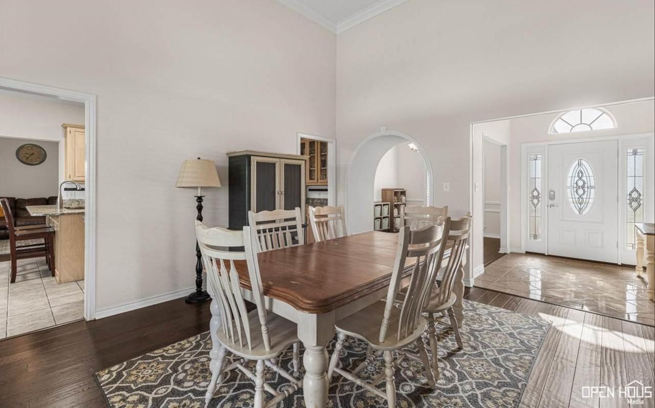 3506 Rugby Ln - Photo 4 of 19