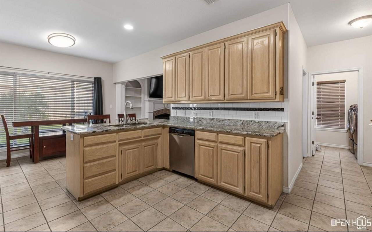 3506 Rugby Ln - Photo 5 of 19