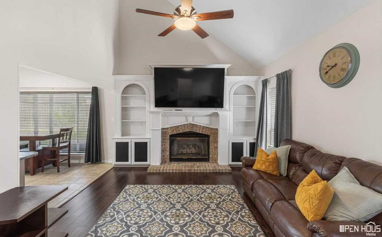 3506 Rugby Ln - Photo 4 of 19
